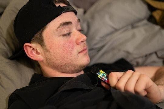 E-Liquid erleben und entdecken warum E Zigaretten gelbe Wände machen können beim Dampfen